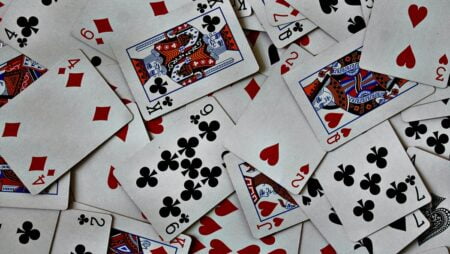 Miten nettipokerin pelattavuus eroaa kivijalkakasinolla pelatusta pokerista