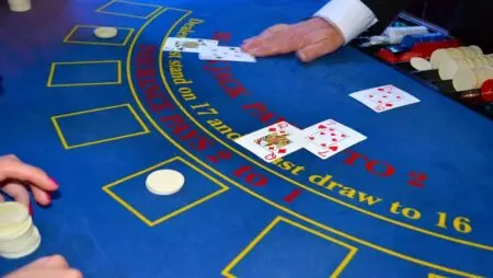 Katso eroavaisuudet: nettikasinoilla pelattavat eri pokerivariaatiot