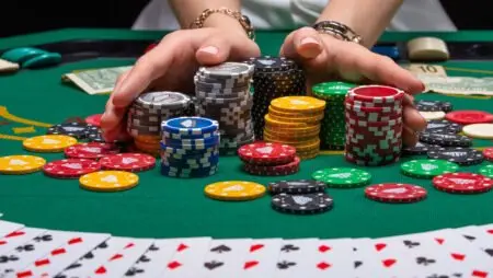 Mitä tarkoittaa kortin polttaminen pokerissa?