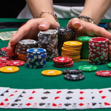 Mitä tarkoittaa kortin polttaminen pokerissa?