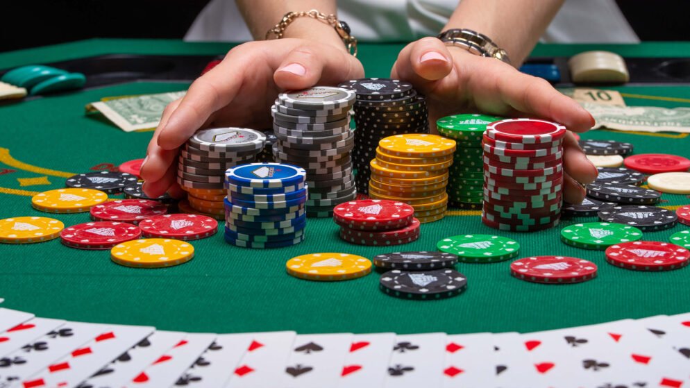 Mitä tarkoittaa kortin polttaminen pokerissa?