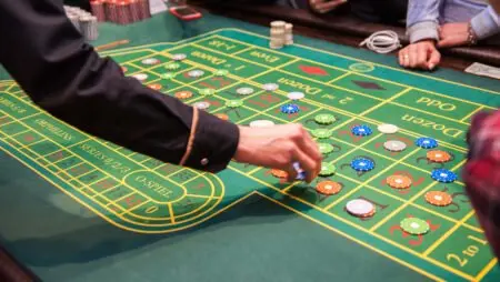Nettipokeri tuo pokerin kotisohvalle