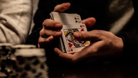 6 syytä, miksi livepokeri on helpompaa kuin nettipokeri (ja miksi ne pidättelevät sinua)
