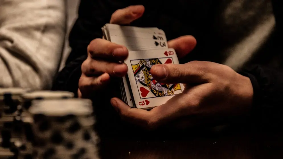 6 syytä, miksi livepokeri on helpompaa kuin nettipokeri (ja miksi ne pidättelevät sinua)