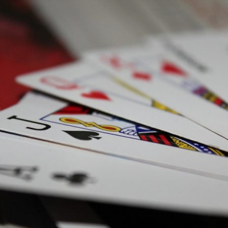 Viiden kortin Omaha on pokerin yksi mielenkiintoinen pelimuoto – tutustu sen sääntöihin ja kulkuihin
