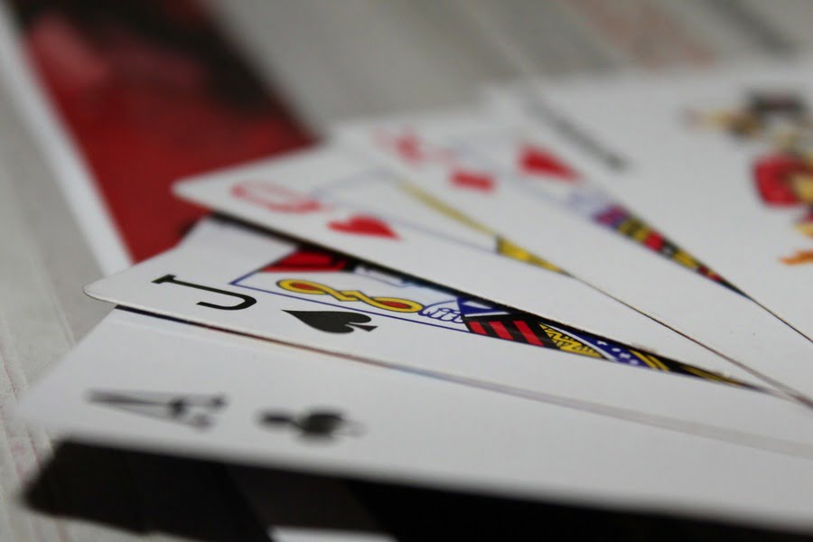 Viiden kortin Omaha on pokerin mielenkiintoinen pelimuoto – tutustu sen sääntöihin ja pelin kulkuun