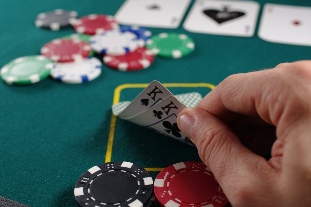 Pokeri on hyvästä syystä vieläkin suosittu peli